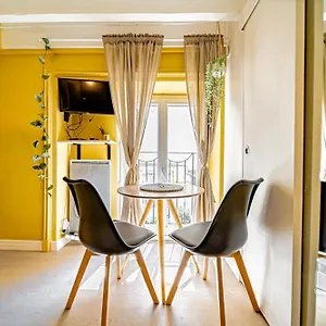 Warm And Well-appointed Foch Massena District Lyon